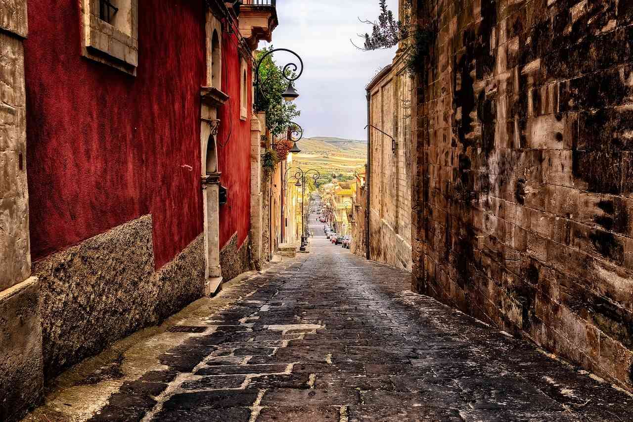 Узкие улочки маленьких городов на Сицилии в Италии